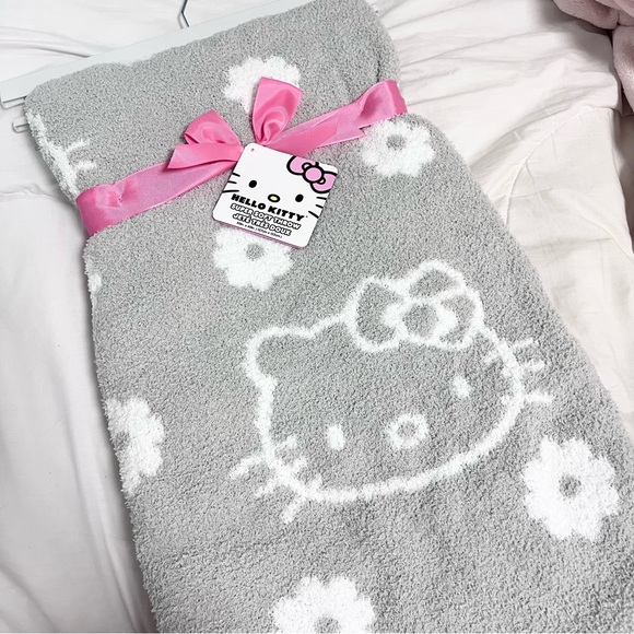 Hello Kitty Grey Blanket - Picture 3 of 4